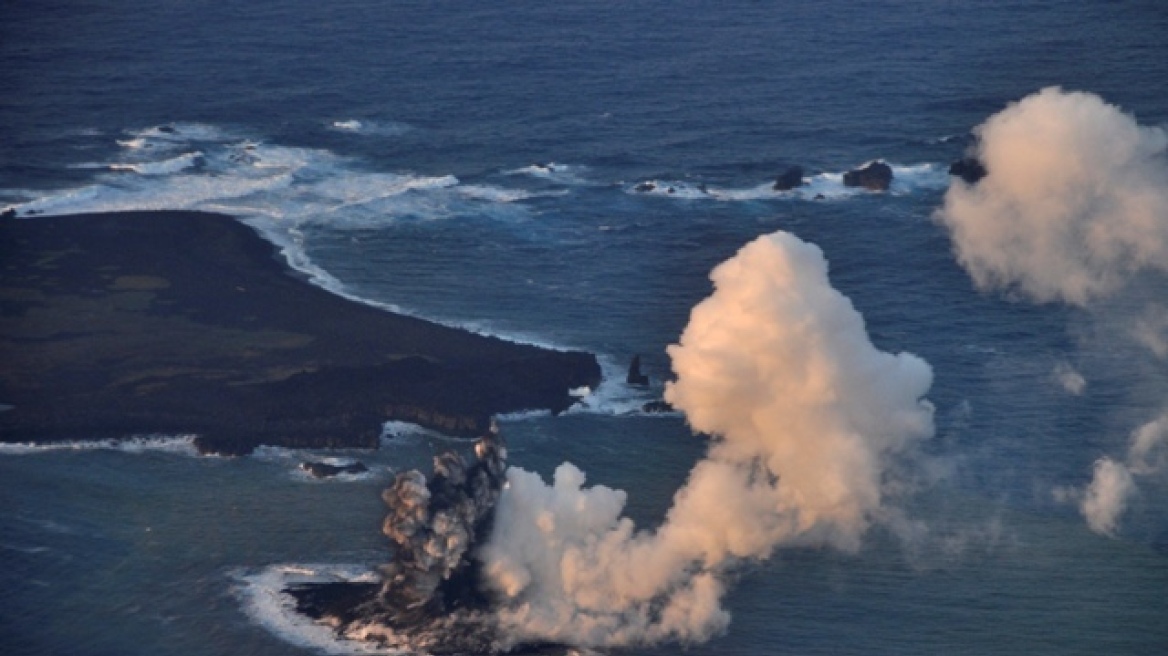 Βίντεο: Ηφαιστειακή έκρηξη «γέννησε» νησί στην Ιαπωνία 